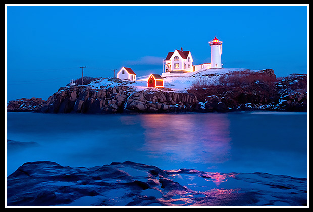 nubble lighthouse decorated for the holidays